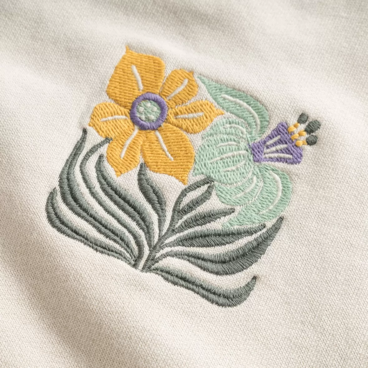 Sweats | DEDICATED Sweatshirt Ystad Daffodil Flowers EMB Oat White